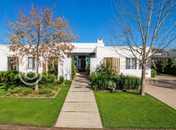 Casa · 228m² · 5 Ambientes · 6 Cocheras · Casa en Estancias del Pilar, Barrio La Argentina