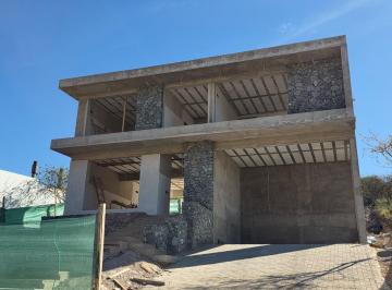 Casa · 280m² · 6 Ambientes · 2 Cocheras · Casa a Estrenar en La Deseada 3 Dorm.