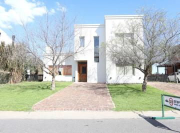 Casa · 185m² · 5 Ambientes · 2 Cocheras · Casa con Vista Al Lago en San Gabriel.