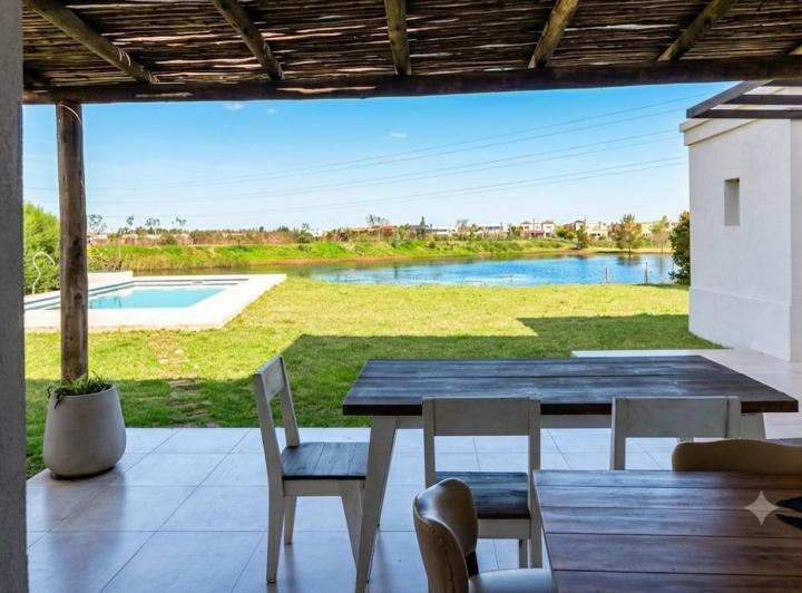 Casa · 185m² · 5 Ambientes · 2 Cocheras