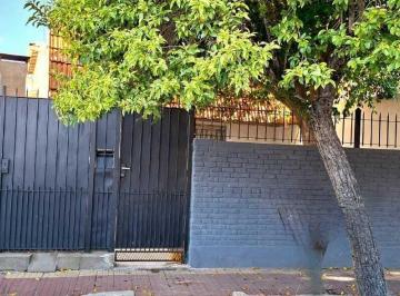 Casa · 130m² · 4 Ambientes · 1 Cochera · Casa Chalet en Venta en Banfield, Lomas de Zamora, G. B. a. Zona Sur