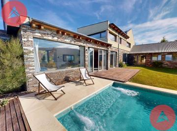 Casa · 307m² · 6 Ambientes · 2 Cocheras · Importante Propiedad con Piscina y Vistas Únicas a La Vega