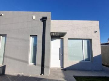 Casa de 3 ambientes, General Roca · Casa 2 Dorm. Amoblada en Alquiler