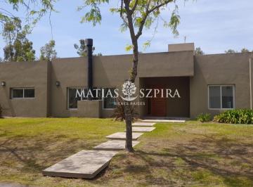 Casa · 150m² · 5 Ambientes · 2 Cocheras · Casa en Alquiler La Cesarina