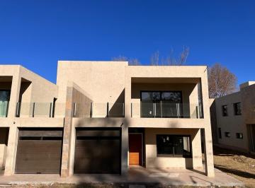 Casa · 139m² · 2 Ambientes · 1 Cochera · ¡Venta! Dúplex en La Arbolada Hollywood - 2 Dorm. ¡Muy Luminoso!