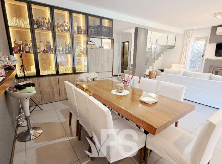 Casa · 260m² · 5 Ambientes · 2 Cocheras