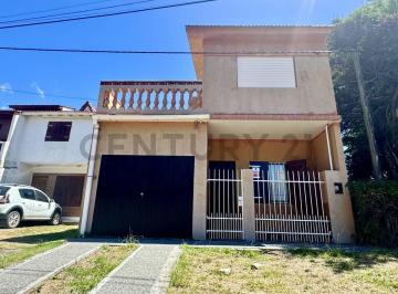 Casa · 162m² · 3 Ambientes · 1 Cochera · 2 Casas de 3 Ambientes a 1 Cuadra del Mar en Mar del Tuyú Cerca de Costa del Este