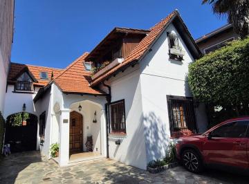 Casa · 241m² · 8 Ambientes · 4 Cocheras · Casa 5 Dorm. · 2 Suites · Pileta Climatizada · Cochera 4/5 Autos · Bajo de Vicente López