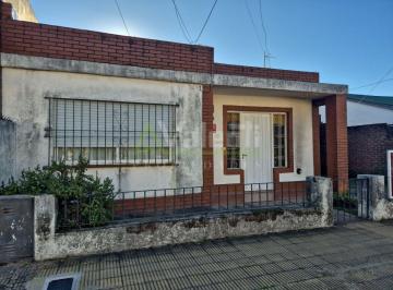 Casa de 3 ambientes, Hurlingham · Casa 3 Ambientes en Venta con Jardin y Garage Pasante, Barrio Luna, Hurlingham