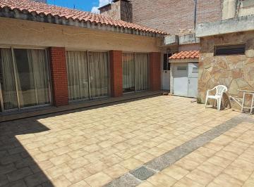 Casa · 156m² · 6 Ambientes · 1 Cochera · Casa en Venta 3 Dorm. Quincho Patio Cochera