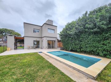 Casa · 80m² · 3 Ambientes · 1 Cochera · Casa de 2 Dorm. con Pileta y Jardin en Roldan