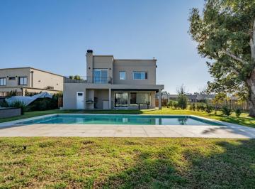 Casa · 155m² · 4 Ambientes · 1 Cochera · Casa en Pilar