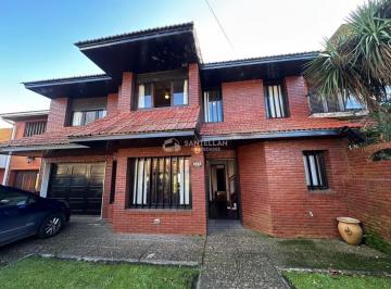 Casa · 202m² · 5 Ambientes · 3 Cocheras · Venta Chalet 5 Ambientes de Categoria Barrio Constitucion