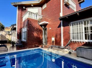 Casa · 140m² · 3 Ambientes · 1 Cochera · Venta Chalet 3 Ambientes con Pileta - Temperley Este.