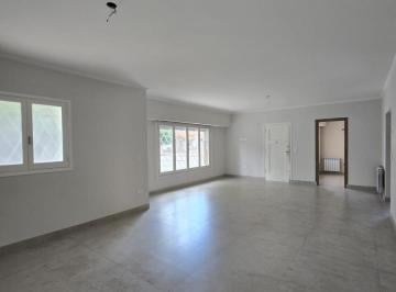 Casa · 121m² · 4 Ambientes · 1 Cochera · Chalet Estilo Mar del Plata Reciclado a Nuevo 3 Amb