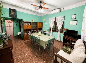 Casa · 168m² · 3 Ambientes · 1 Cochera · Venta de Casa con Patio y Garage en Bernal
