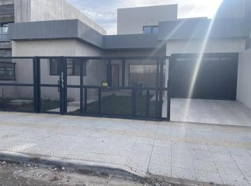 Casa · 4 Ambientes · 1 Cochera · Venta Casa en Barrio Talero