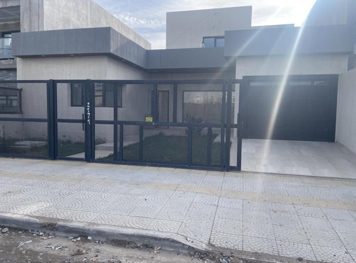 Casa · 4 Ambientes · 1 Cochera