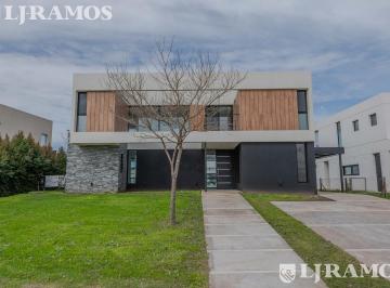 Casa · 224m² · 3 Dormitorios · Casa en Venta en Puertos / Escobar