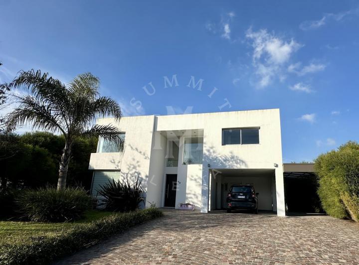 Casa · 250m² · 5 Ambientes
