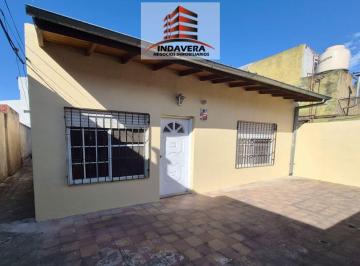 Casa de 3 ambientes, Tres de Febrero · Excelente PH de 320 m² Totales. 3 Amb. Quincho. Hermoso Fondo. Caseros Centro