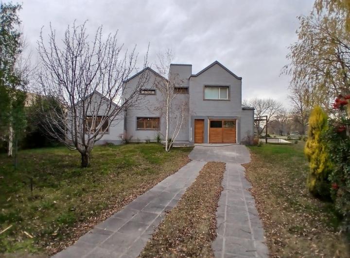 Casa · 250m² · 7 Ambientes · 3 Cocheras
