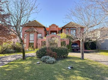 Casa · 590m² · 7 Ambientes · 4 Cocheras · Casa en Venta y Alquiler Amoblada en Las Caletas, Nordelta, Zona Norte