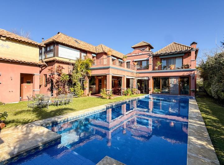 Casa · 590m² · 7 Ambientes · 4 Cocheras