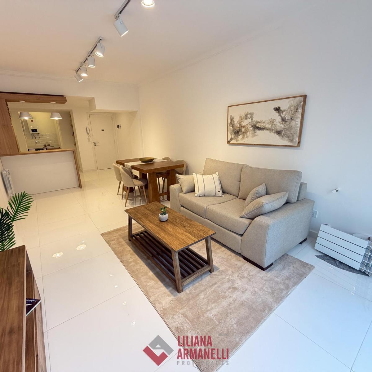 Departamento de 3 ambientes zona Centro. Cuenta con living-comedor a la calle con balcón saliente.