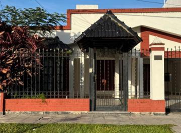 Casa · 208m² · 4 Dormitorios · 2 Cocheras · Amplia Casa en Venta - Estanislado Zeballos 700
