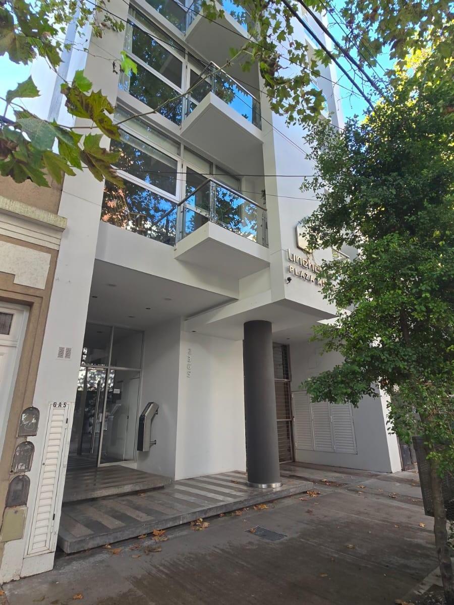 Venta Semipiso. 3 ambientes al frente. Con cochera. Living comedor.