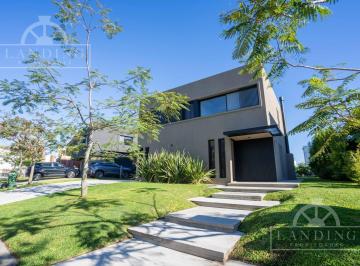 Casa · 202m² · 5 Ambientes · 6 Cocheras · Casa en Barrio Los Castaños Nordelta 5 Ambientes con Galeria, Pileta y Jardin