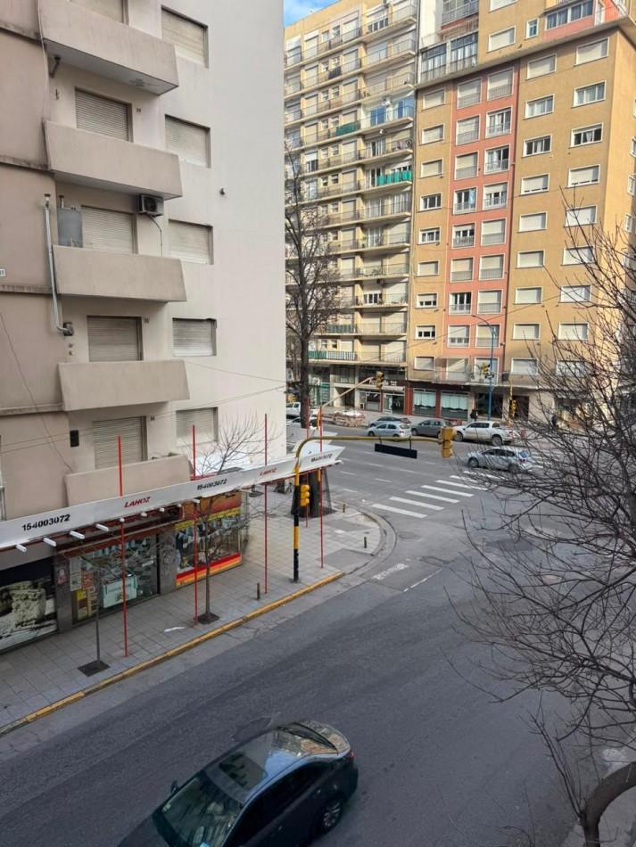 Departamento de dos ambientes con dependencia a la calle con balcón