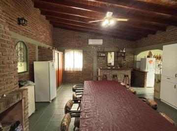 Casa · 180m² · 4 Ambientes · 2 Cocheras · Casa en Venta en El Barrio El Rodeo, Calle 303 Entre 44 y 46