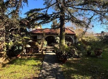 Casa · 224m² · 6 Ambientes · 4 Cocheras · Casa en Venta con Gran Terreno en Los Hornos
