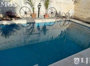 Casa · 60m² · 2 Ambientes · 2 Cocheras · Casa en Venta en Pilar Centro - a Refaccionar C/ Pileta