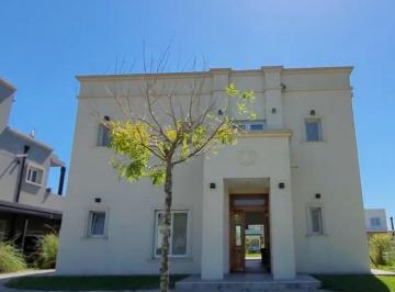 Casa · 181m² · 5 Ambientes · 2 Cocheras · Casa en Puertos del Lago