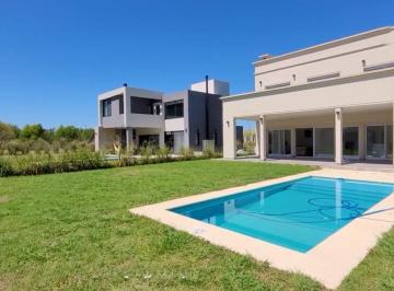 Casa · 181m² · 5 Ambientes · 2 Cocheras · Casa en Puertos del Lago