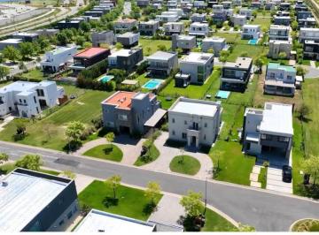 Casa · 181m² · 5 Ambientes · 2 Cocheras · Casa en Puertos del Lago