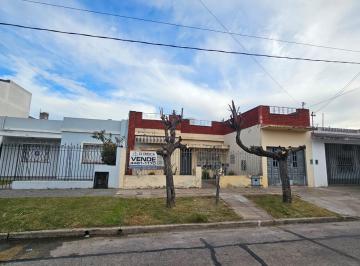 Casa · 110m² · 2 Dormitorios · Casa 3 Amb. con Cochera, Patio y Terraza en Isidro Casanova