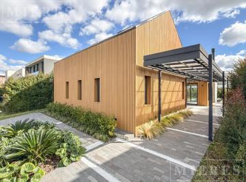 Casa · 243m² · 5 Ambientes · 3 Cocheras · Casa en Venta en El Barrio Los Castaños, Nordelta