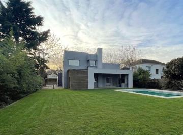 Casa · 180m² · 1 Cochera · Casa en Los Pilares