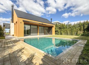 Casa · 243m² · 5 Ambientes · 3 Cocheras · Casa en Venta en El Barrio Los Castaños, Nordelta