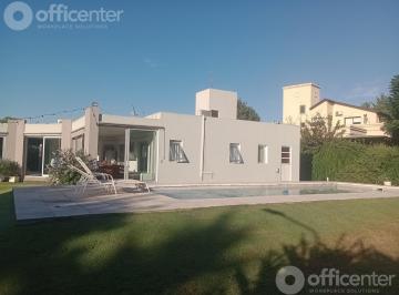 Casa · 250m² · 2 Dormitorios · 3 Cocheras · Casa en Country 4 Hojas en Venta
