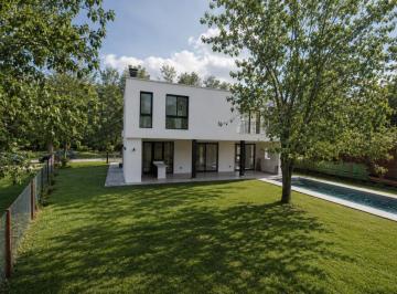 Casa · 240m² · 5 Ambientes · 2 Cocheras · Casa a Estrenar con 3 Dorm. en Suite