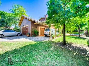 Casa · 240m² · 4 Ambientes · 5 Cocheras · Chalet Estilo Moderno Pileta Quincho 5 Ambientes Pinos de Anchorena