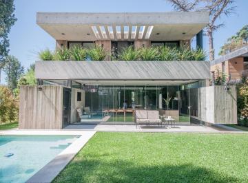 Casa · 215m² · 5 Ambientes · Casa Cinco Ambientes con Pileta en Venta - Barrio Cerrado Dorrego