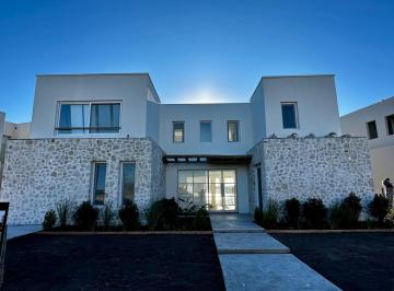 Casa · 287m² · 3 Dormitorios · Casa en Venta en El Barrio Santa Ana, Villanueva, Tigre