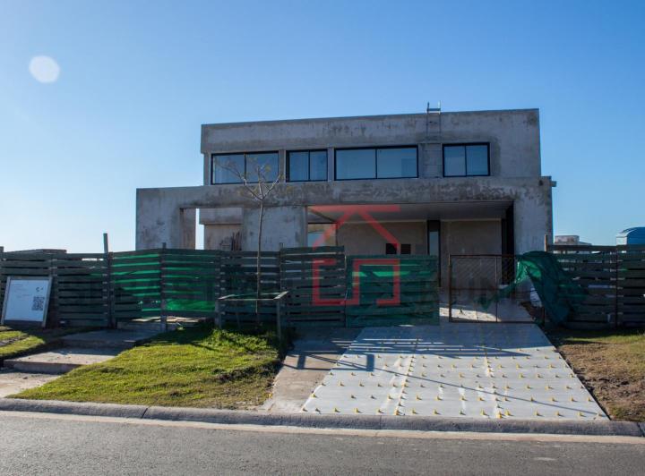 Casa · 282m² · 5 Ambientes · 2 Cocheras