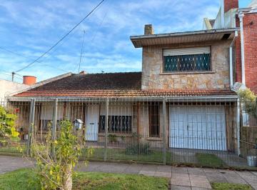 Casa · 100m² · 4 Dormitorios · 1 Cochera · Chalet de 5 Ambientes con Cochera - Paunero 4600